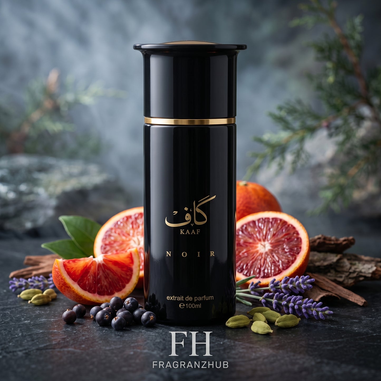 Kaaf Noir en primer plano sobre piedra oscura, rodeado de naranja sanguina, enebro, cardamomo, lavanda y cedro, con iluminación dramática, bruma sutil y fondo boscoso desenfocado.