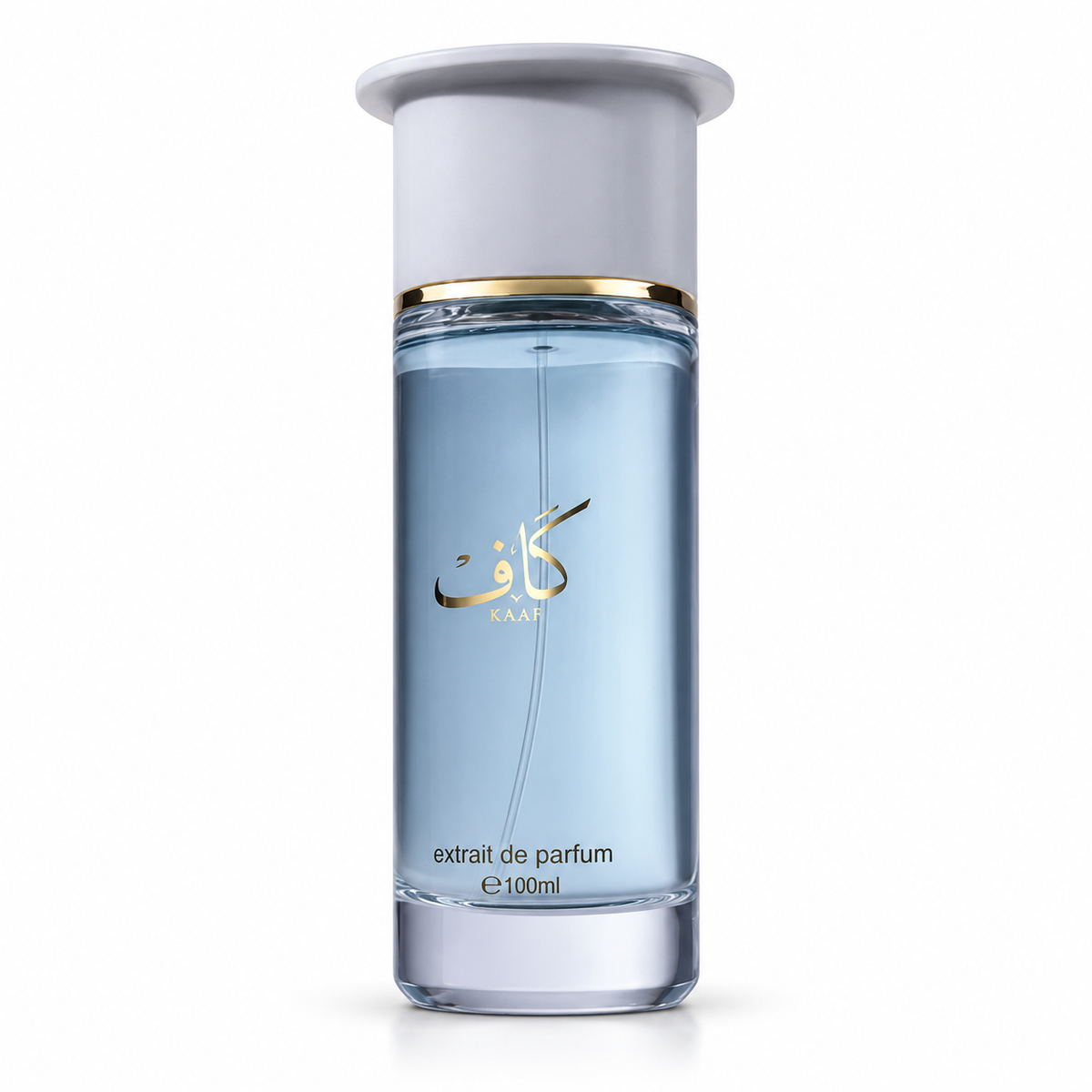 Botella de Kaaf de Ahmed Al Maghribi, con vidrio azul claro y tapa plateada, sobre fondo blanco.