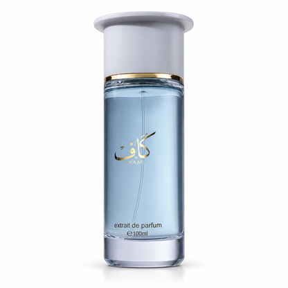 Botella de Kaaf de Ahmed Al Maghribi, con vidrio azul claro y tapa plateada, sobre fondo blanco.