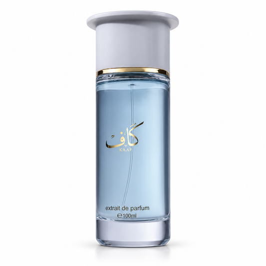 Botella de Kaaf de Ahmed Al Maghribi, con vidrio azul claro y tapa plateada, sobre fondo blanco.