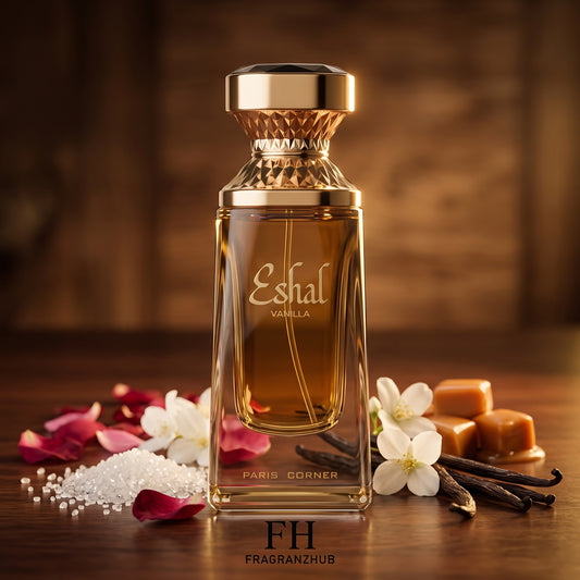 Eshal Vanilla de Paris Corner aparece en primer plano sobre madera oscura, rodeado de azúcar, pétalos de rosa, jazmín, vainas de vainilla y caramelo, con iluminación dorada y ambiente nocturno desenfocado.