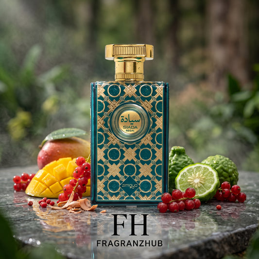 Siada Regal de Zimaya en primer plano sobre piedra húmeda, rodeado de mango, bergamota, bayas rojas, pimienta rosa y cedro. Luz dramática, bruma, vegetación desenfocada y logo discreto centrado